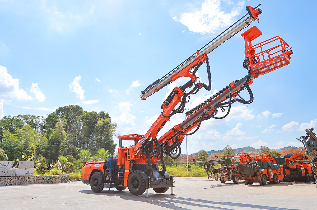 雙臂（液壓）鑿巖臺車